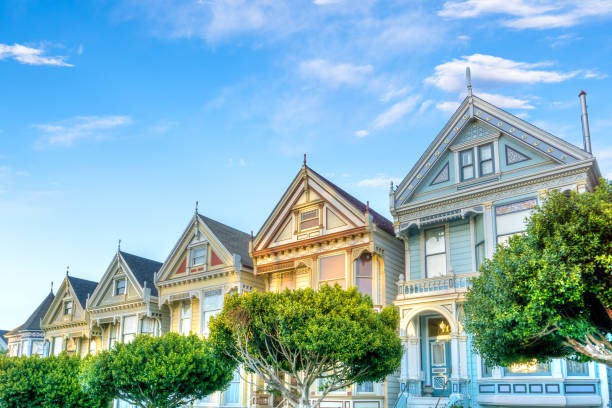 dames peintes sur alamo square à san francisco, californie, etats-unis - painted ladies photos et images de collection