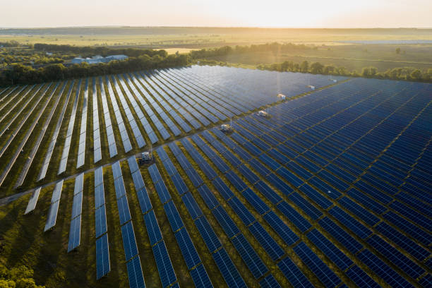 vista superior aérea de uma usina de energia de painéis solares - megawatt - fotografias e filmes do acervo