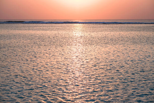 lumière du soleil frappant la mer du soir, maldives. - resound photos et images de collection