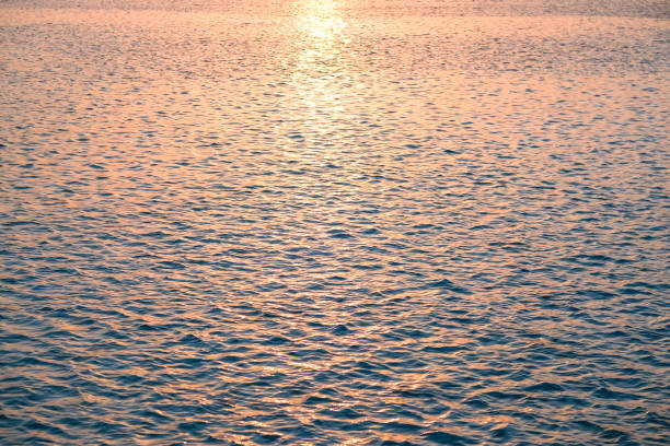 lumière du soleil frappant la mer du soir, maldives. - resound photos et images de collection