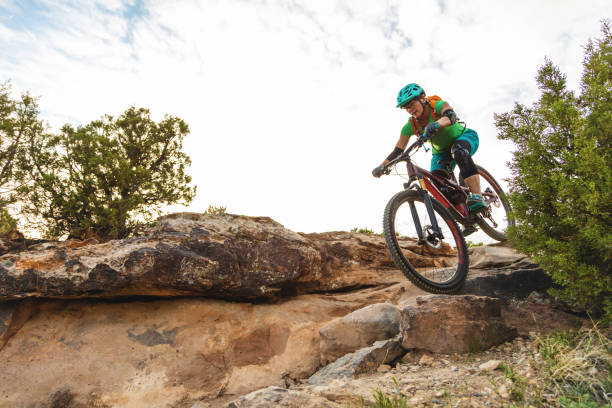 서부 콜로라도 사막 건조한 기후 늦은 저녁에 산악 자전거 성인 여성 - mountain biking cycling action bicycle 뉴스 사진 이미지