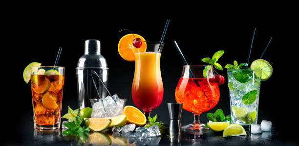 set von verschiedenen cocktails mit auf schwarzem hintergrund - crushed ice freshness red lime stock-fotos und bilder