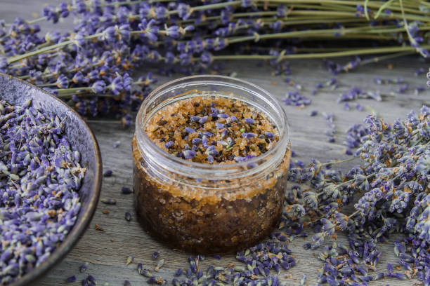 esfoliatore naturale lavanda - merchandise spa treatment botanical spa treatment exfoliation foto e immagini stock