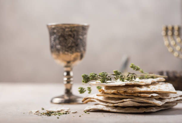 pascua, la fiesta del pan sin levadura, matzah y vasos de vino tinto kosher shofar (cuerno) con espacio de copia. - passover fotografías e imágenes de stock
