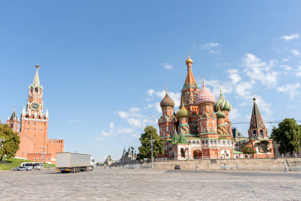 spasskaja-turm des moskauer kremls und basilius-kathedrale - cathedral russian orthodox clear sky tourism stock-fotos und bilder
