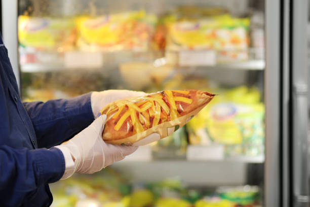 supermarkt-shopping, gesichtsmaske und handschuhe, lesen von produktinformationen - gefrorener-see stock-fotos und bilder