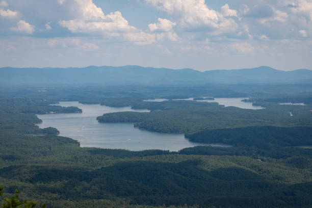 blick auf lake james, north carolina vom shortoff mountain - maroon stock-fotos und bilder