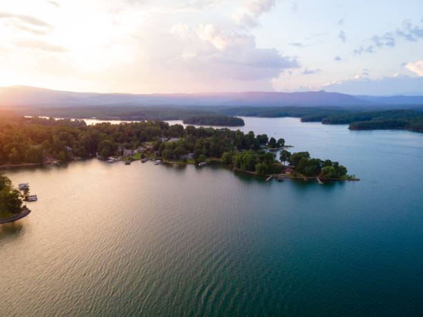 luftaufnahme des sonnenuntergangs über lake james, north carolina - maroon stock-fotos und bilder