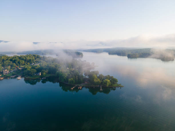 luftaufnahme eines foggy sunrise über lake james, north carolina - maroon stock-fotos und bilder