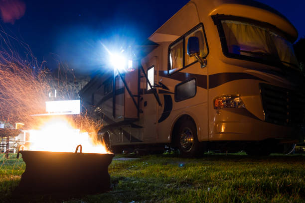 feu de camp et camping-car - motor home park camping luxury photos et images de collection