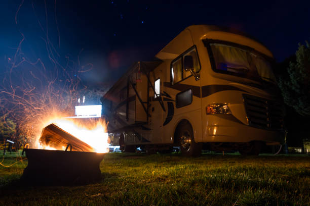 feu de camp et camping-car - motor home park camping luxury photos et images de collection