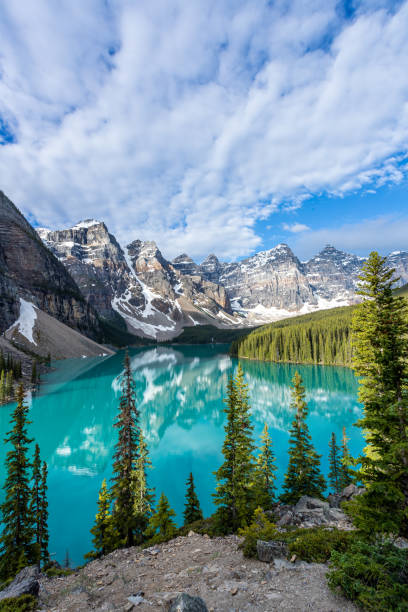 lago moraine al amanecer en junio, parque nacional banff, canadá - lago louise lago fotografías e imágenes de stock