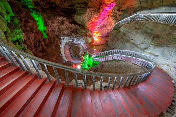 escadas iluminadas dentro da caverna do dragão amarelo huanglong - huanglong - fotografias e filmes do acervo