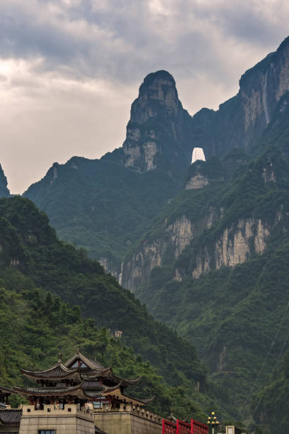 edificio a la entrada del parque nacional zhangjiajie - hubei province fotografías e imágenes de stock