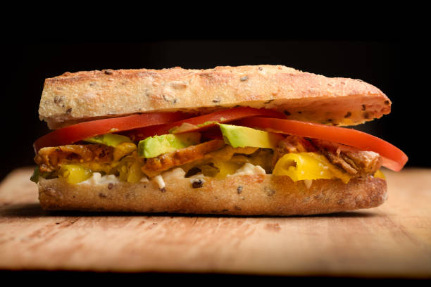 sándwich de carne con aguacate, tomate, mayonesa, chile en una baguette - sandwich submarine delicatessen salami fotografías e imágenes de stock