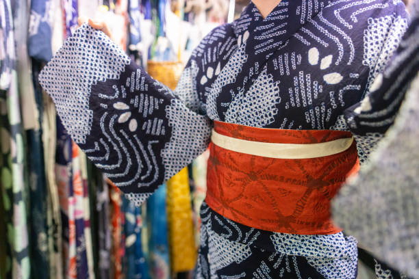 samtale Mince vare Japansk Kvinna Att Få Obi Skärp Bunden Av Expert På Hyra Kimono Butik-foton  och fler bilder på Japan - iStock