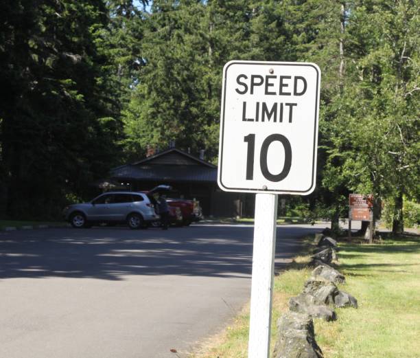 speed limit sign at a campground - number 10 number sign speed limit sign imagens e fotografias de stock