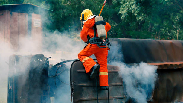 Firefighter fighting with flame using fire hose chemical water foam spray engine. Fireman wear hard hat, body safe suit uniform for protection. Rescue training in fire fighting extinguisher bomberos luchando con llama utilizando manguera de fuego motor de pulverización de espuma de agua química. bombero usar casco, cuerpo seguro traje uniforme para la protección. entrenamiento de rescate en extintor de lucha contra incendios