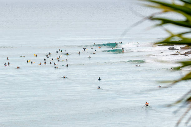 un gran grupo de surfistas están en tea tree bay en el parque nacional noosa en la época de covid-19, noosa heads, sunshine coast, queensland, australia el 9 de mayo de 2020 - 2360 fotografías e imágenes de stock