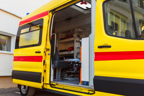 ambulanza con una porta aperta - vehicle door flash foto e immagini stock