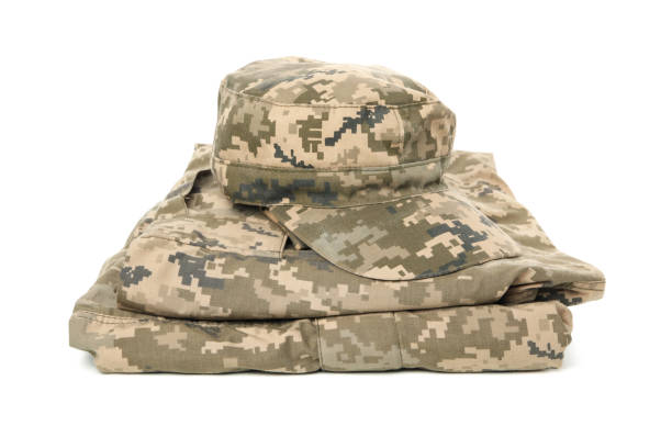 흰색 배경에 분리 된 접힌 군복과 모자 - military uniform 뉴스 사진 이미지