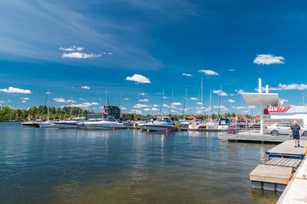 vista su marina sul lago mikolajskie. - masuren foto e immagini stock