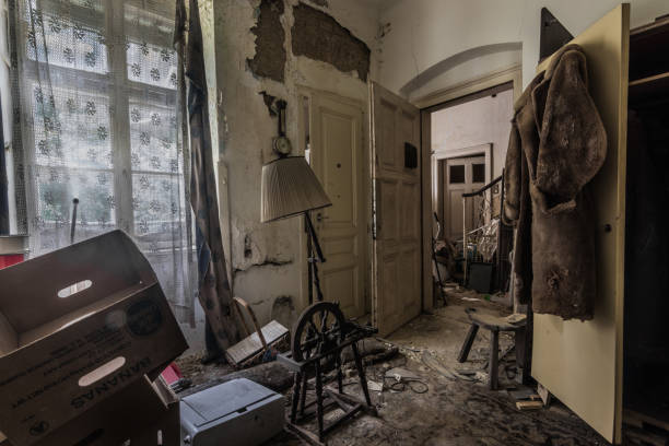 istock antique spinning wheel in abandoned room from a house 1253193701