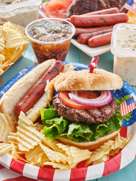 4 июля трапеза с гамбургером и хот-догом - hot dog hamburger burger grilled стоковые фото и изображения