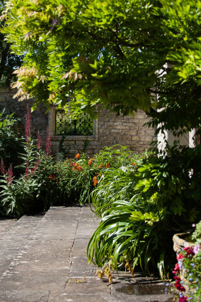 istock ENGLISH GARDEN 1253196586
