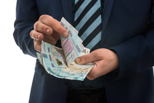 hombre en traje cuenta las ganancias. manos de los hombres convertir hryvnia. 1000 billetes nuevos, dinero ucraniano. - ukraine hryvnia currency paper currency fotografías e imágenes de stock