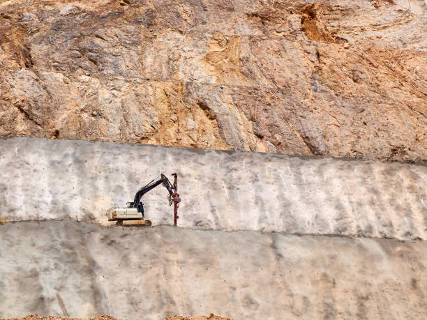 plataforma de perforación en el trineo de la cantera. operaciones de perforación de explosiones - drill mining rock borehole fotografías e imágenes de stock