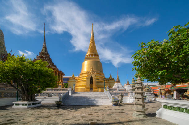 el grand palace o wat phra kaew es un punto de referencia en bangkok, tailandia. el templo del buda de esmeralda. - demon statue ancient architecture fotografías e imágenes de stock