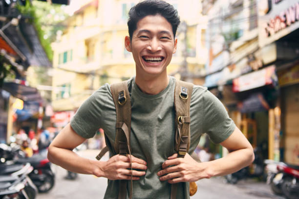 retrato do homem sorridente em pé na rua na cidade - vietnam asia hanoi street - fotografias e filmes do acervo