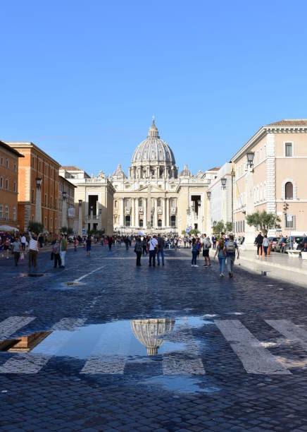 petersdom (vatikanstadt) pfützen reflexion. rom, italien. - blue rain rome italy stock-fotos und bilder