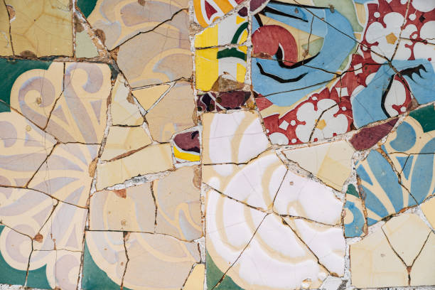 close-up mosaic antonio gaudi no parque guell, barcelona - mosaic glass tile modern art - fotografias e filmes do acervo