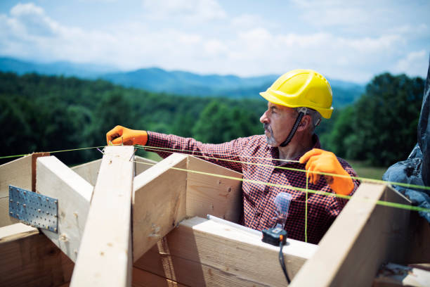 ouvrier de construction travaillant sur la maison en bois. - construction frame wood accuracy adult photos et images de collection