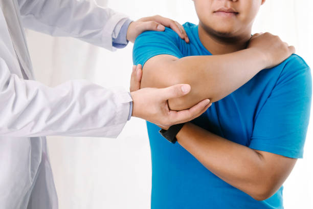 Doctor physiotherapist consulting with patient about elbow muscle pain problems.Physical therapy diagnosing concept Doctor physiotherapist consulting with patient about elbow muscle pain problems.Physical therapy diagnosing concept instruction manual photos stock pictures, royalty-free photos & images