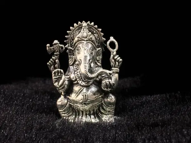 Ganesha idol made from pure silver | perfact logo for jwellery shop