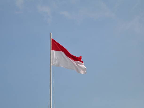 bandera indonesia ondeando sobre fondo azul del cielo - himno nacional turco fotografías e imágenes de stock