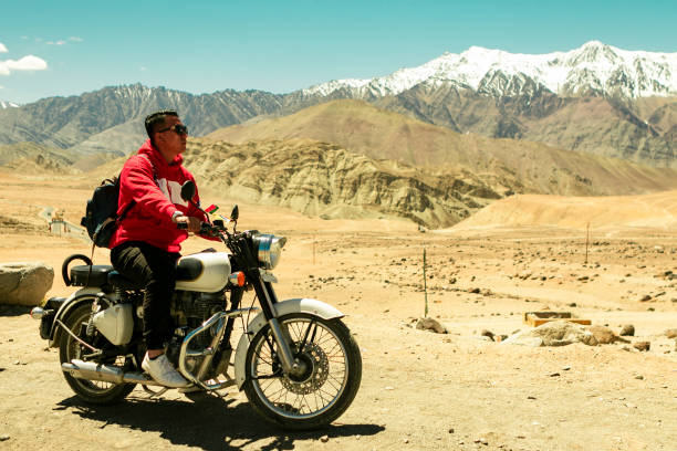 fahrer auf dem motorrad - indian peaks stock-fotos und bilder