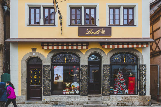 magasin lindt sur la rue untere schmiedgasse à rothenburg ob der tauber, allemagne - rothenburg old town travel tourism photos et images de collection