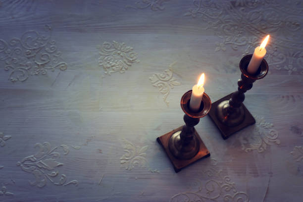 dwa świeczniki szabatowe z płonącymi świecami nad drewnianym stołem. widok z góry. niski klucz - sabbath day obrazy zdjęcia i obrazy z banku zdjęć