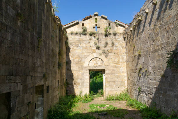 италия тоскана пиза аскиано, походы по горам писан санта-мария-ди-миртето - tuscany abandoned стоковые фото и изображения