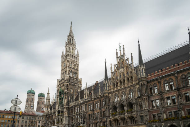 The New Town Hall on Marienplatz in Munich during the day with blurred, fuzzy people in motion, long exposure The New Town Hall on Marienplatz in Munich during the day with blurred, blurred people in motion, long exposure sonne stock pictures, royalty-free photos & images