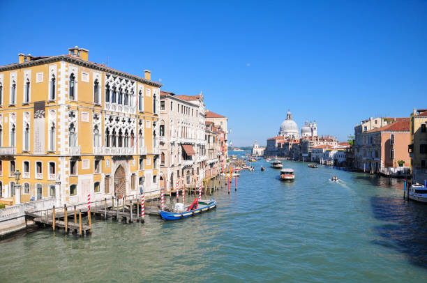 очень красивый гранд-канал в венеции - venice italy beautiful accademia bridge grand canal стоковые фото и изображения