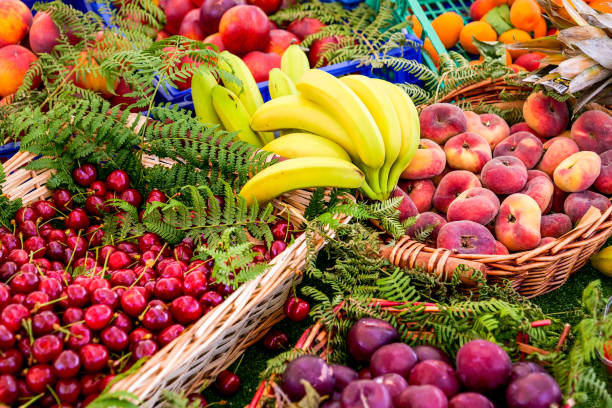 vista de la fruta de verano con albaricoques, ciruelas pasas, cerezas, melocotones y plátanos - fondo de pantalla hd de primavera fotografías e imágenes de stock