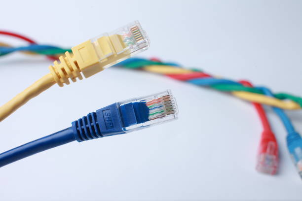 kable ethernet sieci. przełącznik sieciowy z przewodami podłączonymi optycznie i ethernetowymi. - two jack zdjęcia i obrazy z banku zdjęć