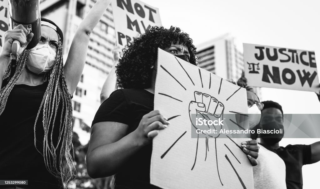 Schwarze leben Sache internationale Aktivistenbewegung, die gegen Rassismus protestiert und für Gerechtigkeit kämpft - Demonstranten aus verschiedenen Kulturen und Rassenproteste auf der Straße für Gleichberechtigung - Lizenzfrei Antirassismus Stock-Foto
