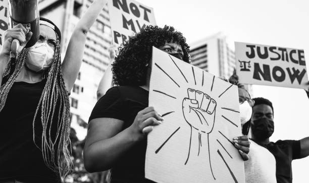 黒人の命は人種差別に抗議し、正義のために戦う国際活動家運動を重要にする - 異なる文化や人種からのデモ参加者は、平等な権利のために路上で抗議 - equal sign 写真 ストックフォトと画像