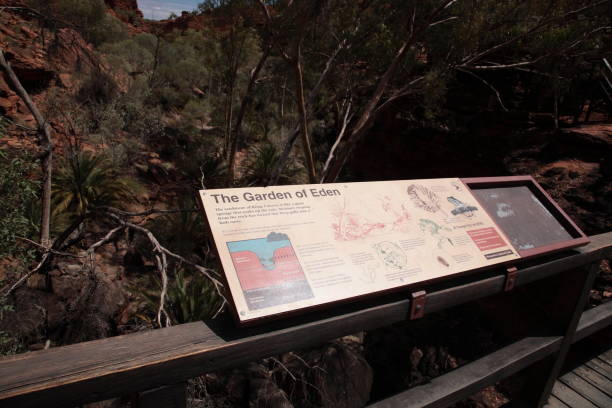 znak garden of eden waterhole w kings canyon outback centralnej australii - alice springs australian culture desert kings canyon zdjęcia i obrazy z banku zdjęć